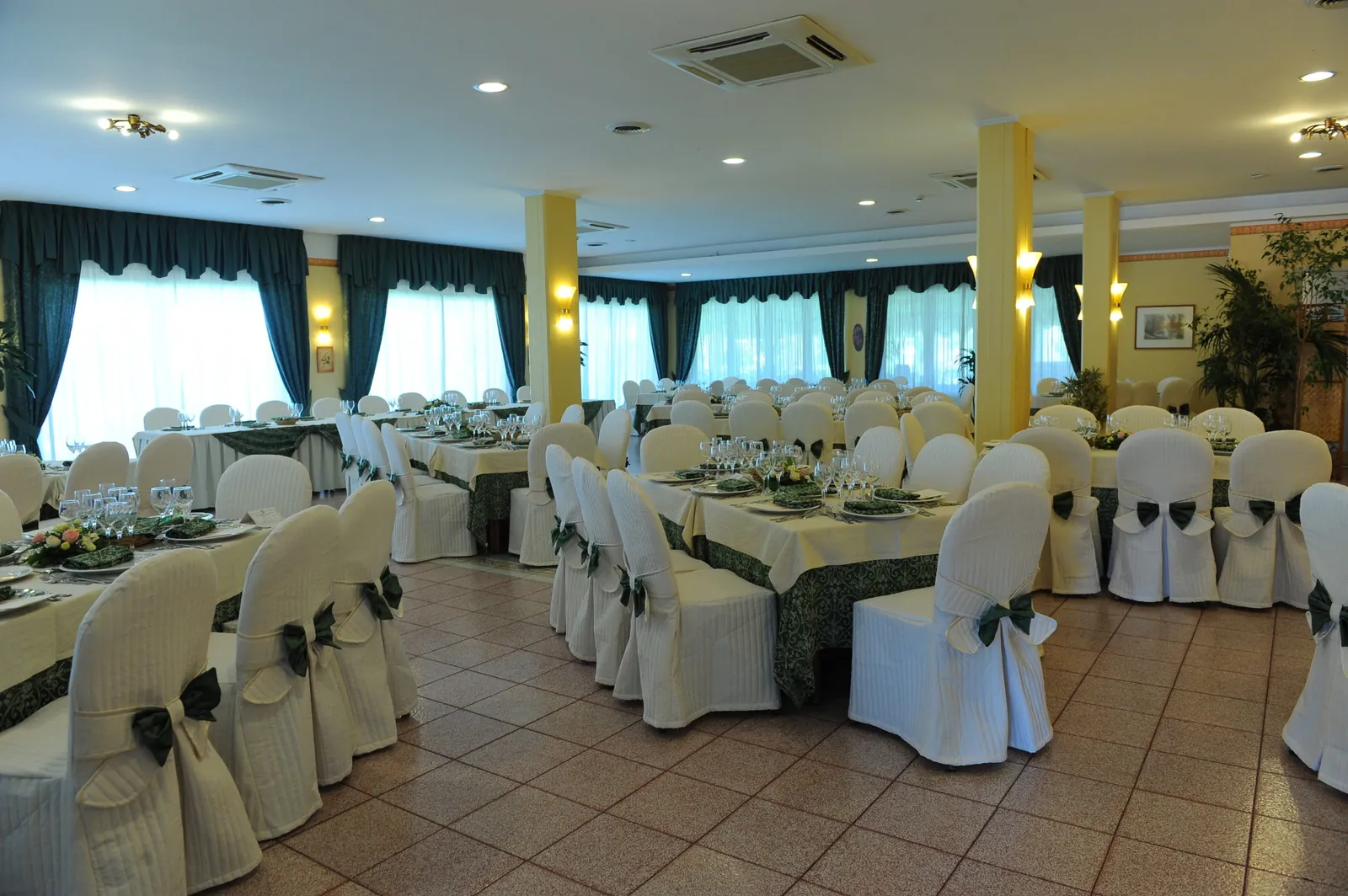 Una delle due sale ristorante apparecchiata per il banchetto