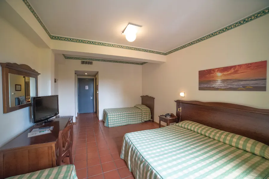 Camera familiare con letto matrimoniale e zona notte aggiuntiva