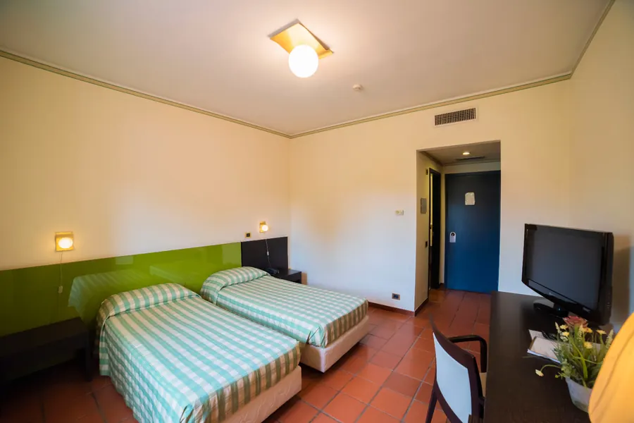 Camera standard con letto matrimoniale e testiera in bambù