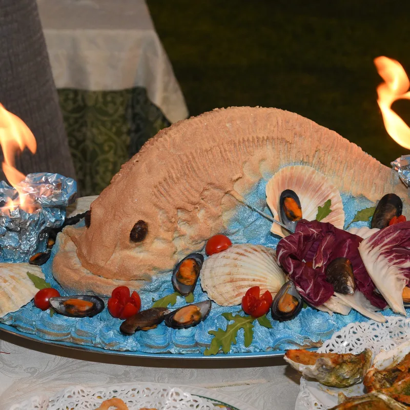 Il pesce al sale flambé sulla tavola
