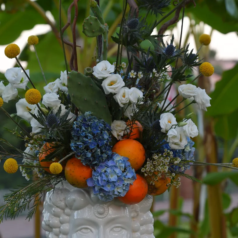 Testa di moro in ceramica con fiori e agrumi